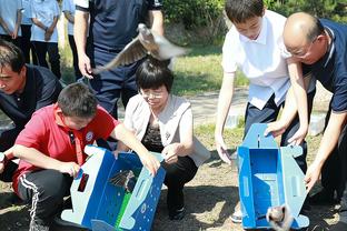 「直播吧在现场」海港今日抵达虹口体育场，集结备战明日超级杯